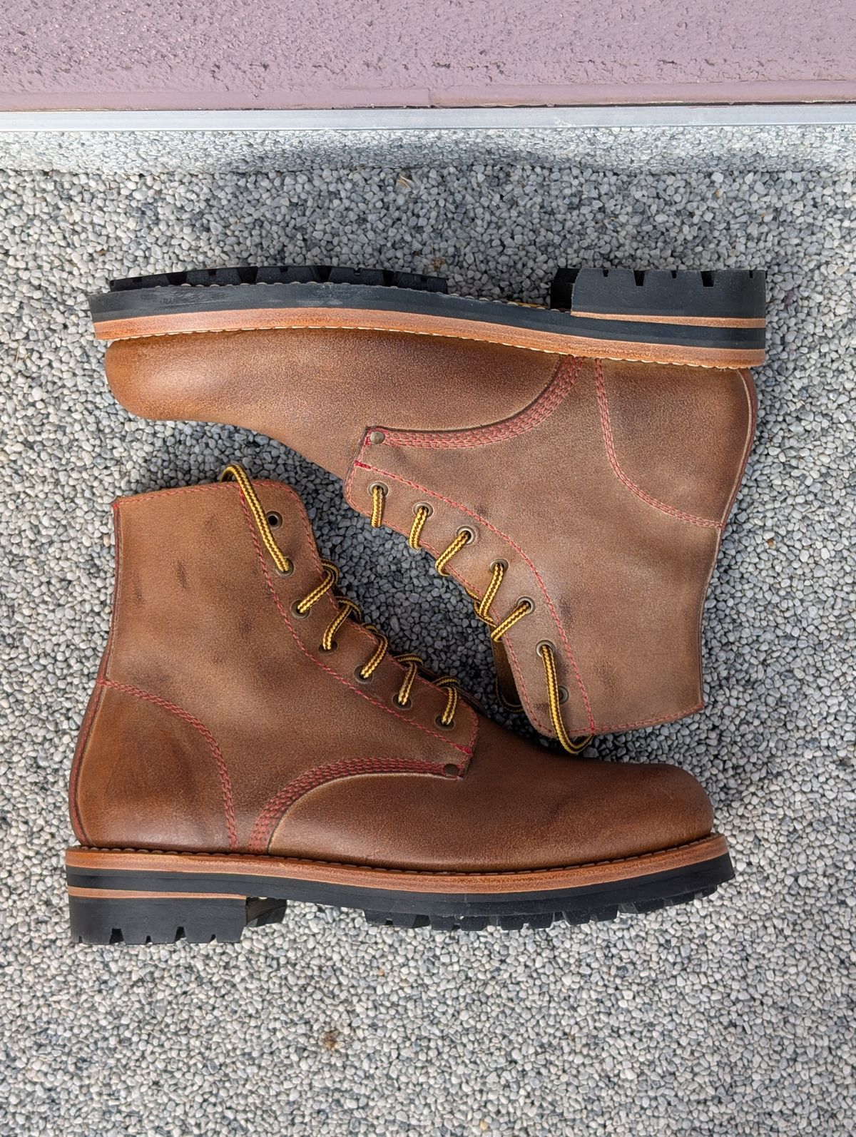 Photo by Rieslingspaschteit on May 22, 2025 of the Urban Shepherd Scout in Waxed Portugese Calfskin.