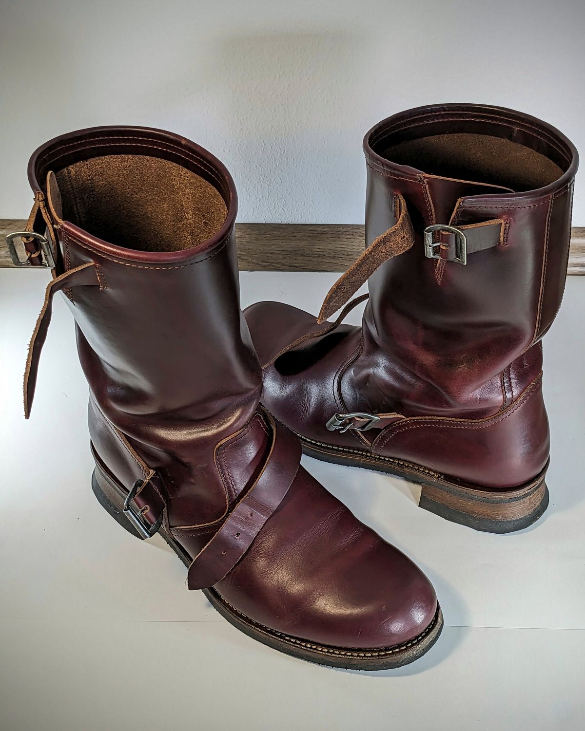 Photo by Rieslingspaschteit on November 1, 2023 of the Sendra Engineer Boot 18345 in Horween Color 8 Chromexcel.