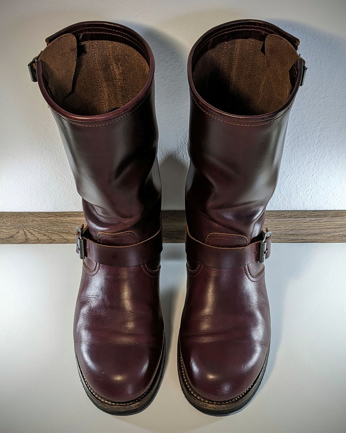 Photo by Rieslingspaschteit on November 1, 2023 of the Sendra Engineer Boot 18345 in Horween Color 8 Chromexcel.