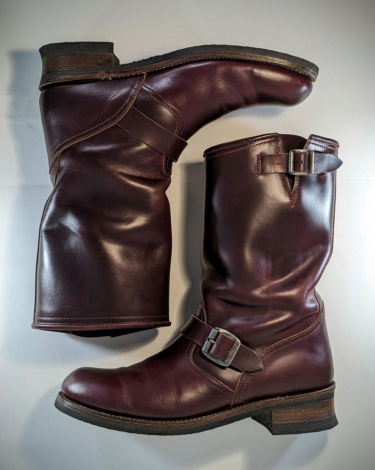 Photo by Rieslingspaschteit on November 1, 2023 of the Sendra Engineer Boot 18345 in Horween Color 8 Chromexcel.