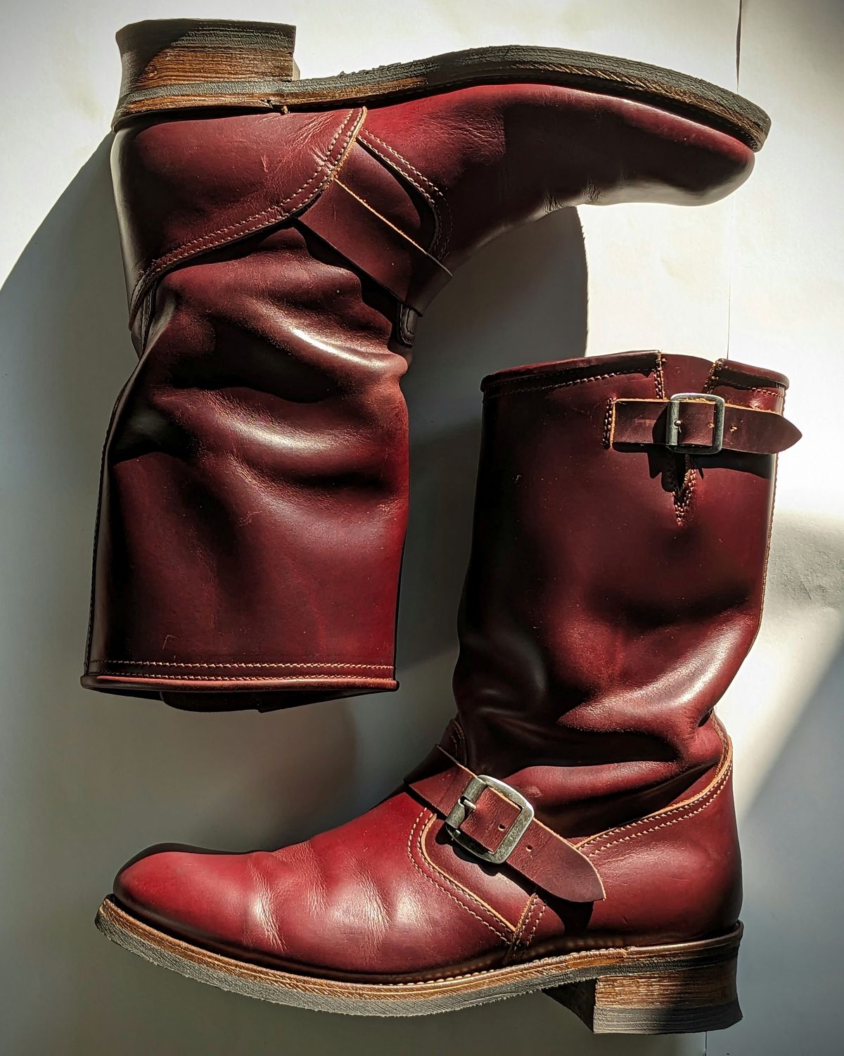 Photo by Rieslingspaschteit on December 3, 2023 of the Sendra Engineer Boot 18345 in Horween Color 8 Chromexcel.