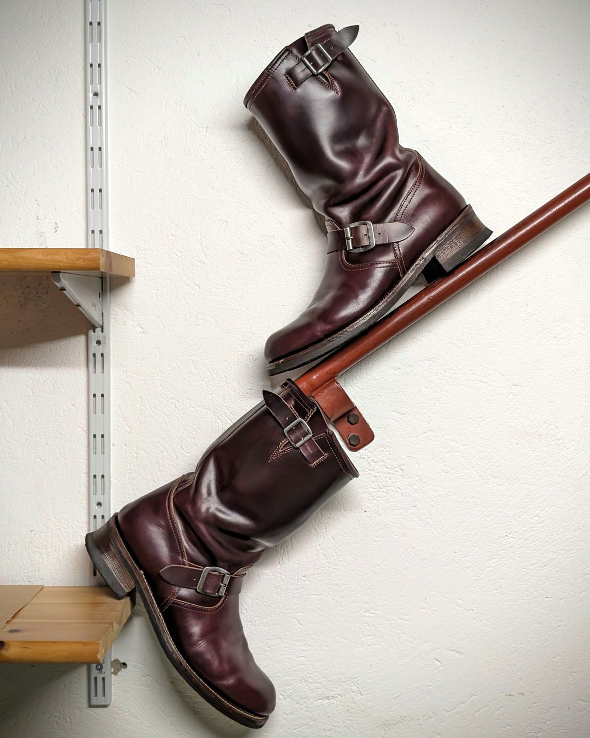 Photo by Rieslingspaschteit on January 4, 2024 of the Sendra Engineer Boot 18345 in Horween Color 8 Chromexcel.