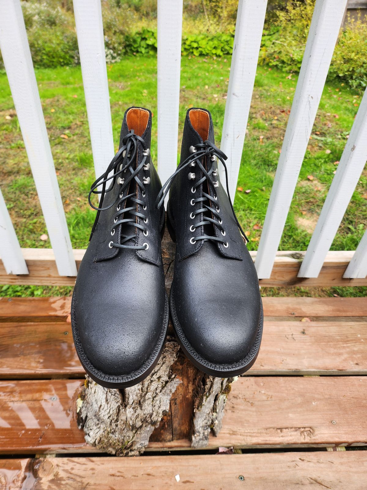 Photo by Zenobian on October 5, 2022 of the Grant Stone Edward Boot in C.F. Stead Black Waxy Commander Suede.