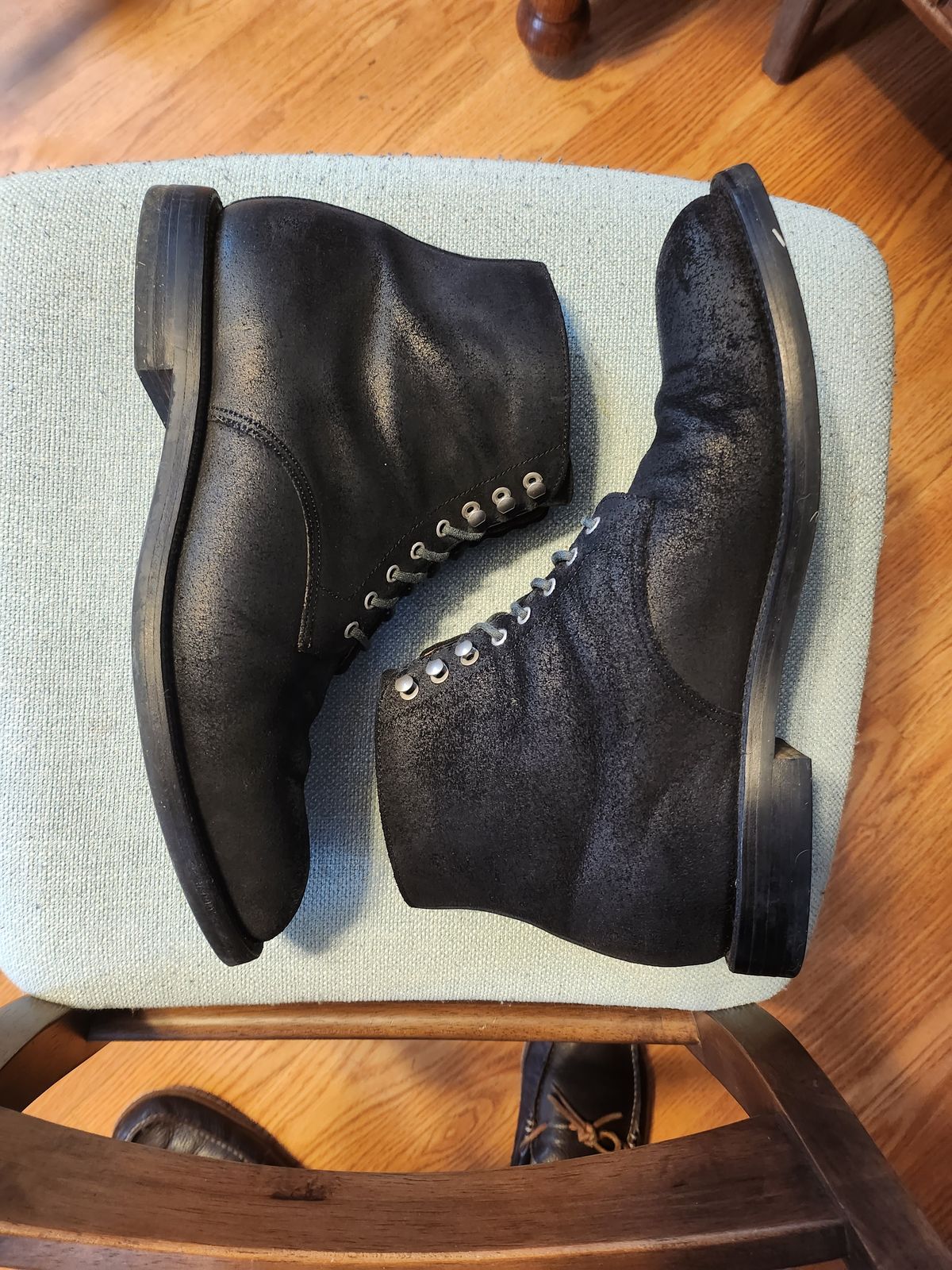 Photo by Zenobian on February 4, 2023 of the Grant Stone Edward Boot in C.F. Stead Black Waxy Commander Suede.