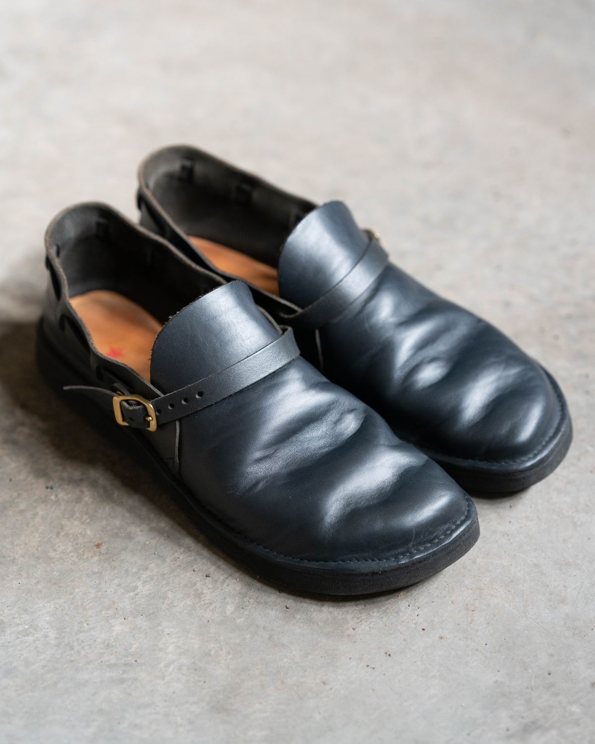 Photo by J_L on March 15, 2025 of the Aurora Shoe Co. Middle English in Horween Navy Chromexcel.