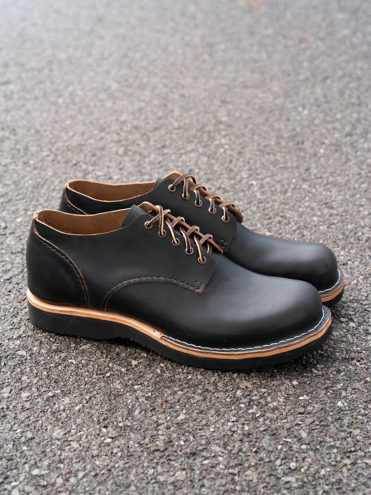 Photo by J_L on May 7, 2025 of the Self-Made Work Oxford in Horween Tumbled Black Chromexcel.