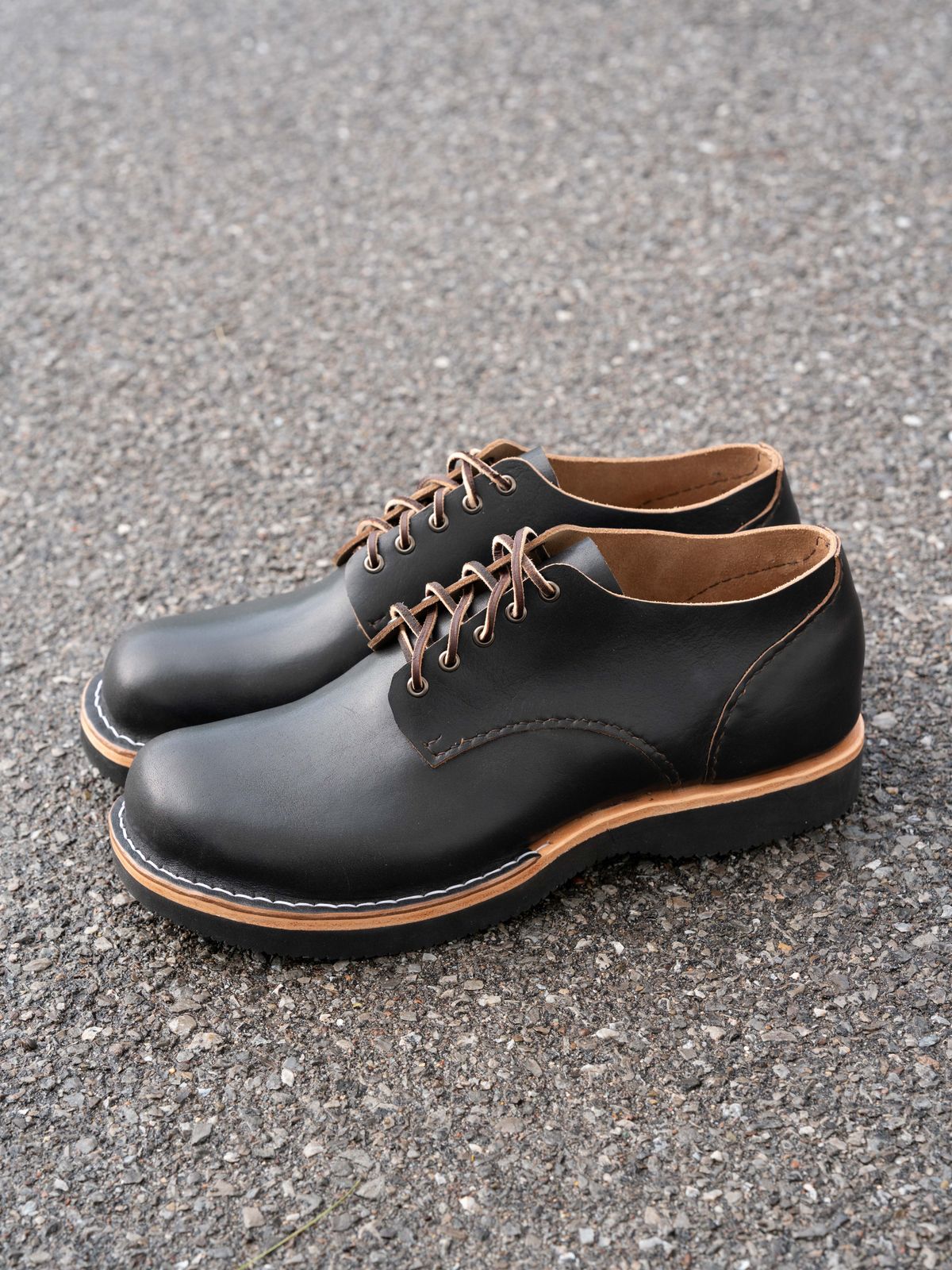 Photo by J_L on May 7, 2025 of the Self-Made Work Oxford in Horween Tumbled Black Chromexcel.