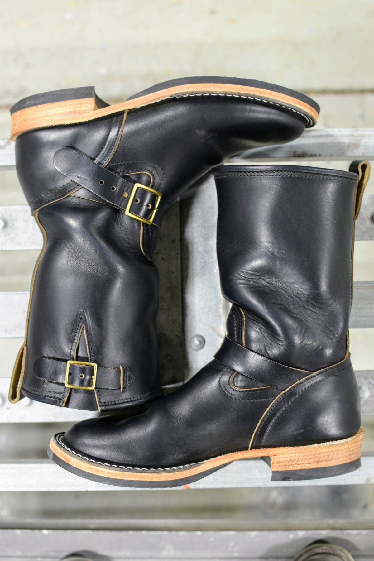 Photo by SKopp on January 3, 2025 of the Nicks StationMaster in Horween Black Chromexcel.