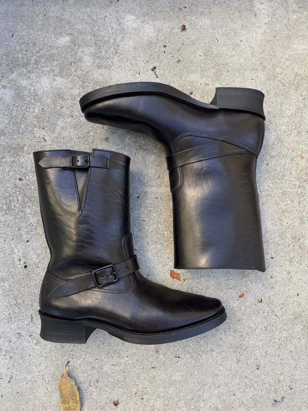 Photo by PatinaTechnodrome on February 2, 2025 of the Attractions BILTBUCK Lot 603 “The Pioneer” in Shinki Black Latigo Horsehide.