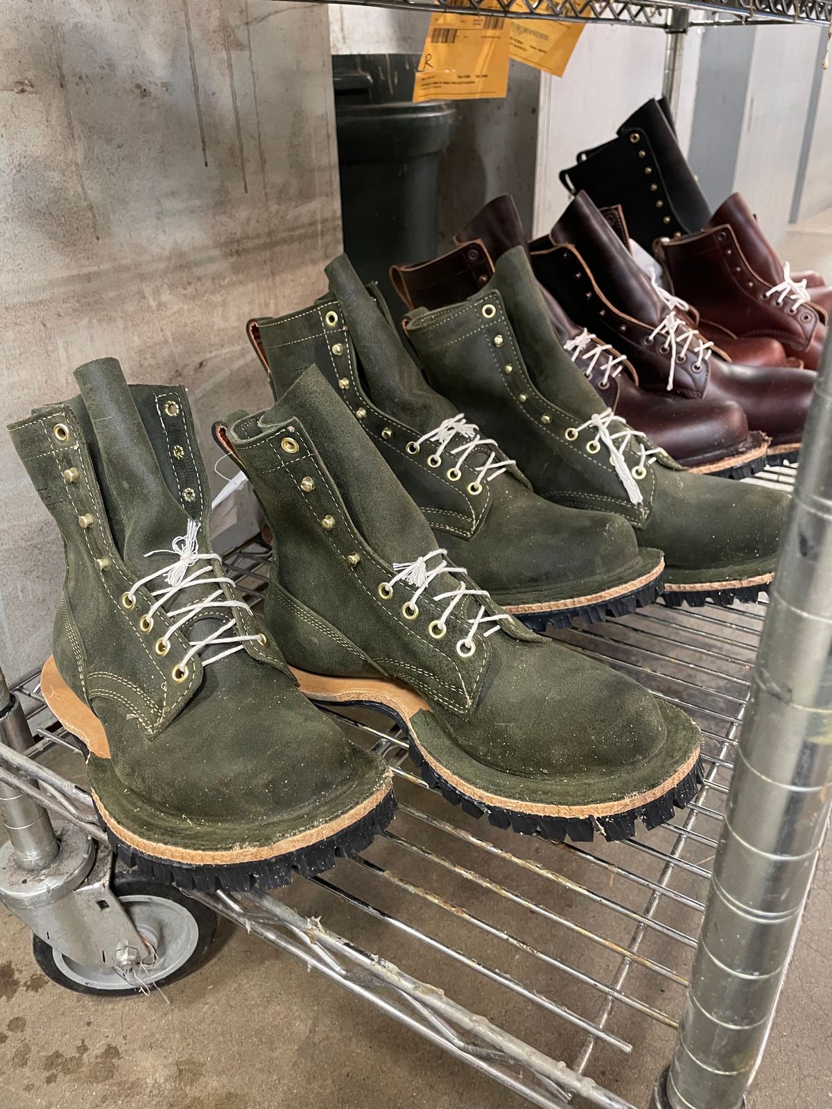 Photo by willschmidt on February 20, 2023 of the White's Custom C355 Logger in C.F. Stead Leafy Green Waxy Commander.