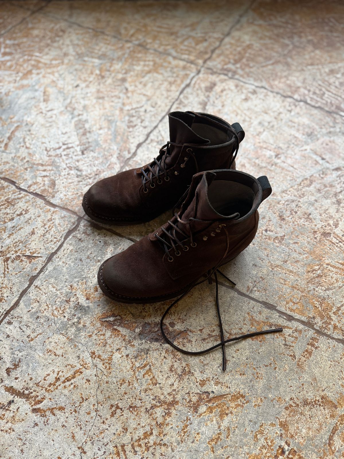 Photo by tlmader on July 12, 2025 of the White's Bounty Hunter in Seidel Distressed Roughout.