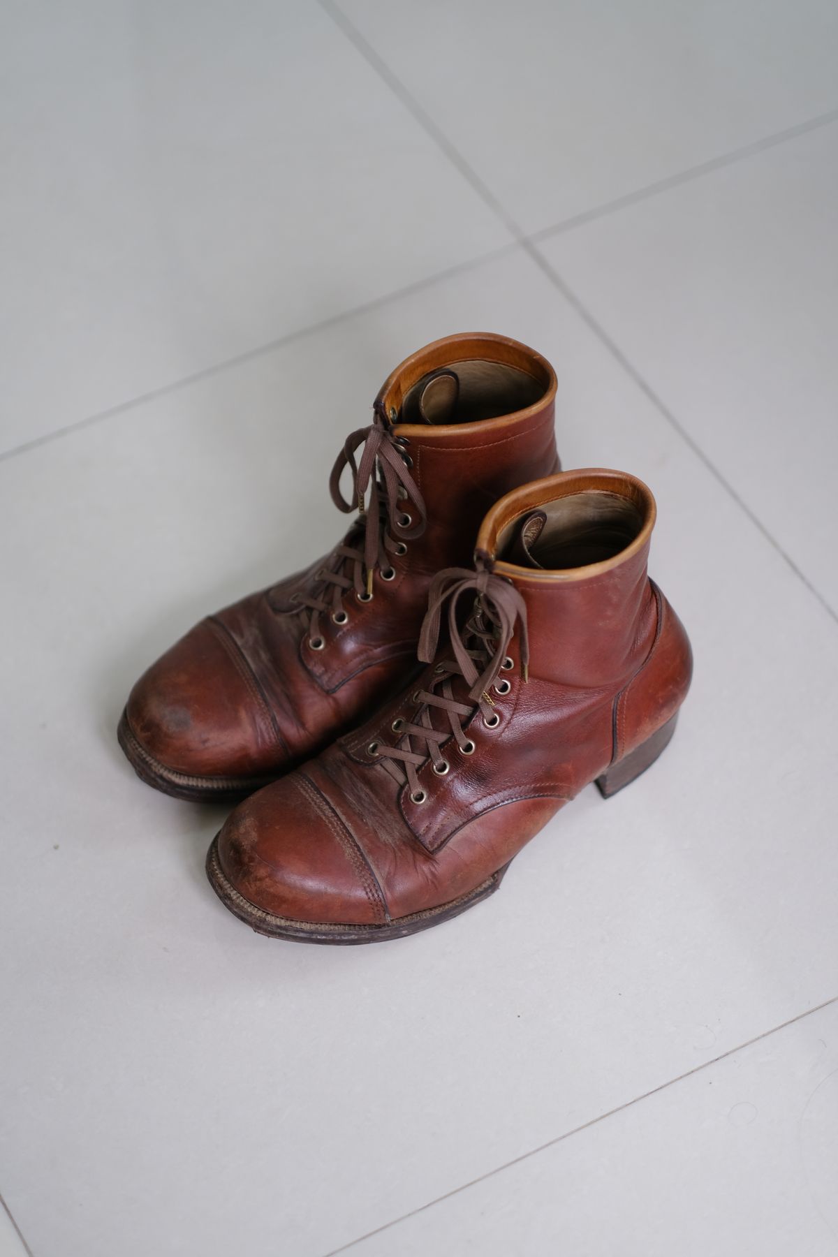 Photo by tlmader on March 6, 2026 of the Jorge Guadarrama Custom Model in Lefarc Cognac Albatros.