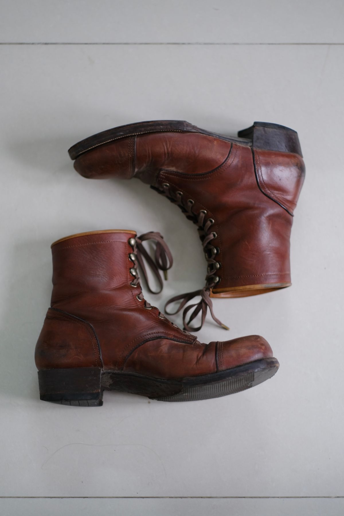 Photo by tlmader on March 6, 2026 of the Jorge Guadarrama Custom Model in Lefarc Cognac Albatros.