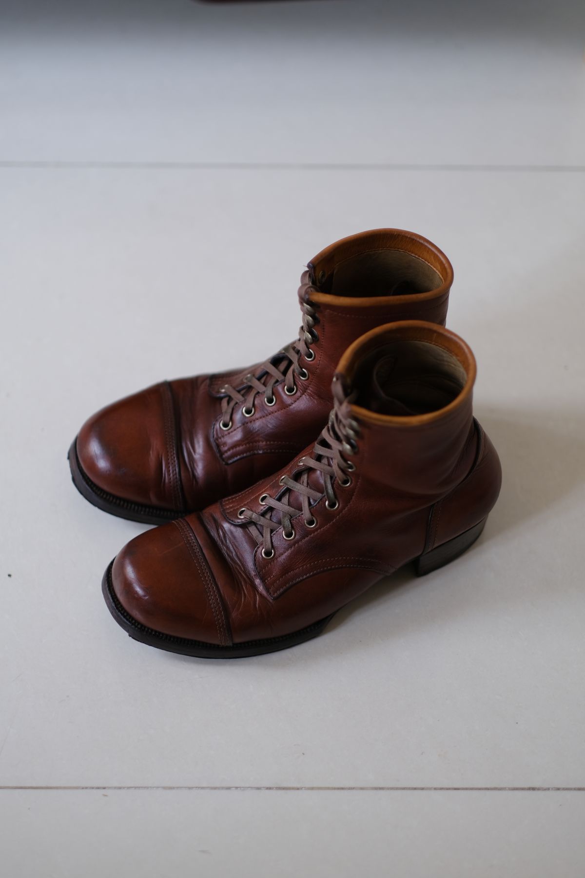 Photo by tlmader on April 1, 2026 of the Jorge Guadarrama Custom Model in Lefarc Cognac Albatros.