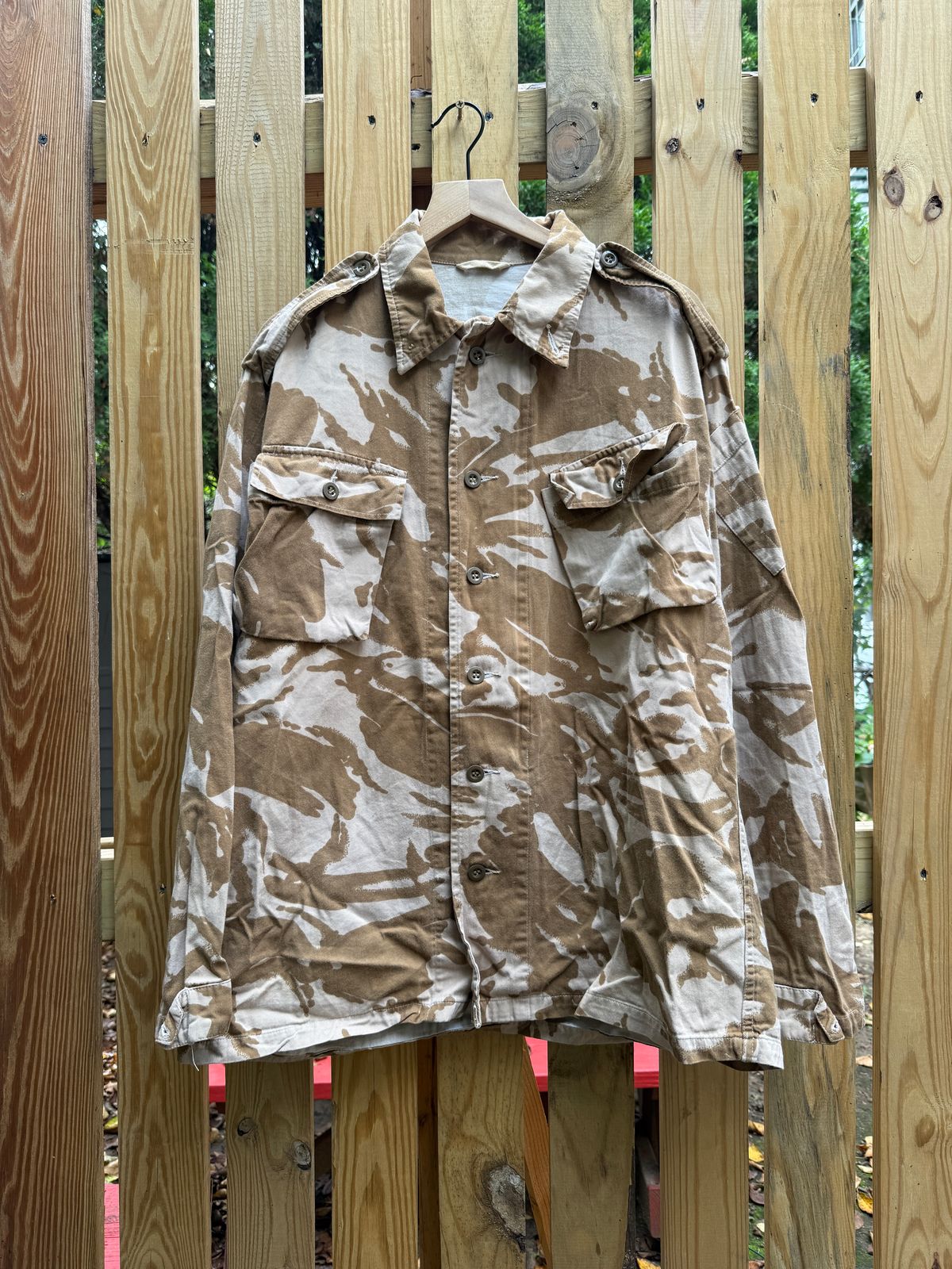 Photo by tlmader on September 27, 2025 of the Unknown Maker 90s British Army S95 Combat Shirt in Desert DPM Camo.