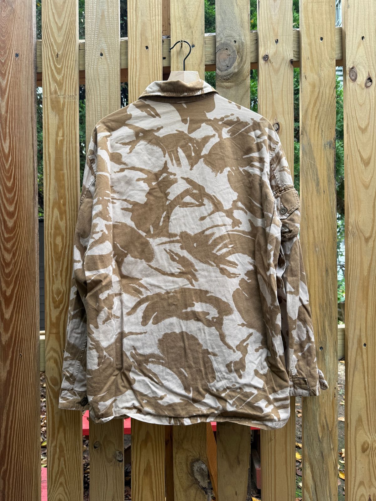 Photo by tlmader on September 27, 2025 of the Unknown Maker 90s British Army S95 Combat Shirt in Desert DPM Camo.
