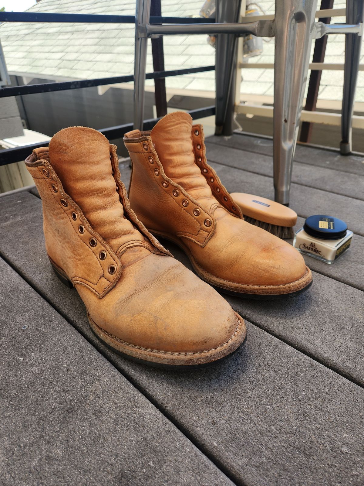 Photo by tlmader on July 4, 2024 of the Wesco Johannes in Horween Natural Essex.