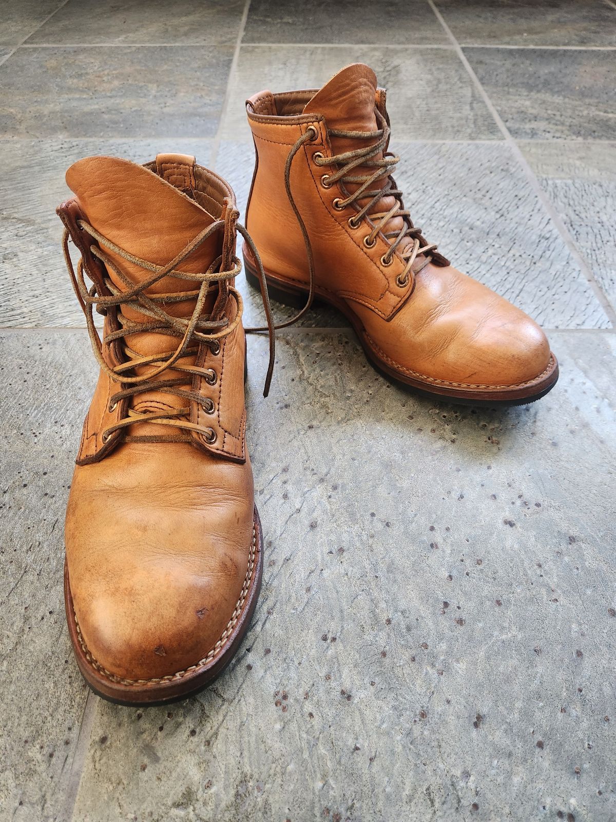 Photo by tlmader on July 4, 2024 of the Wesco Johannes in Horween Natural Essex.