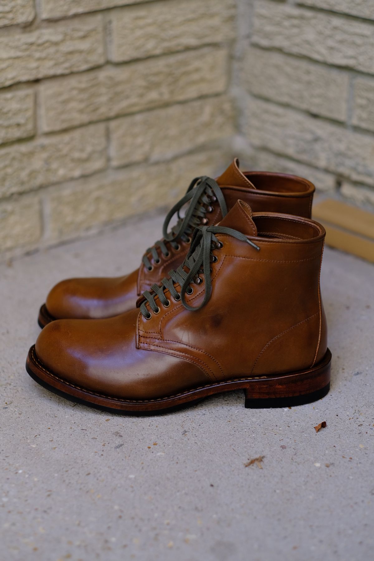 Photo by tlmader on October 9, 2023 of the Julian Boots Madison in Horween Bourbon Shell Cordovan.