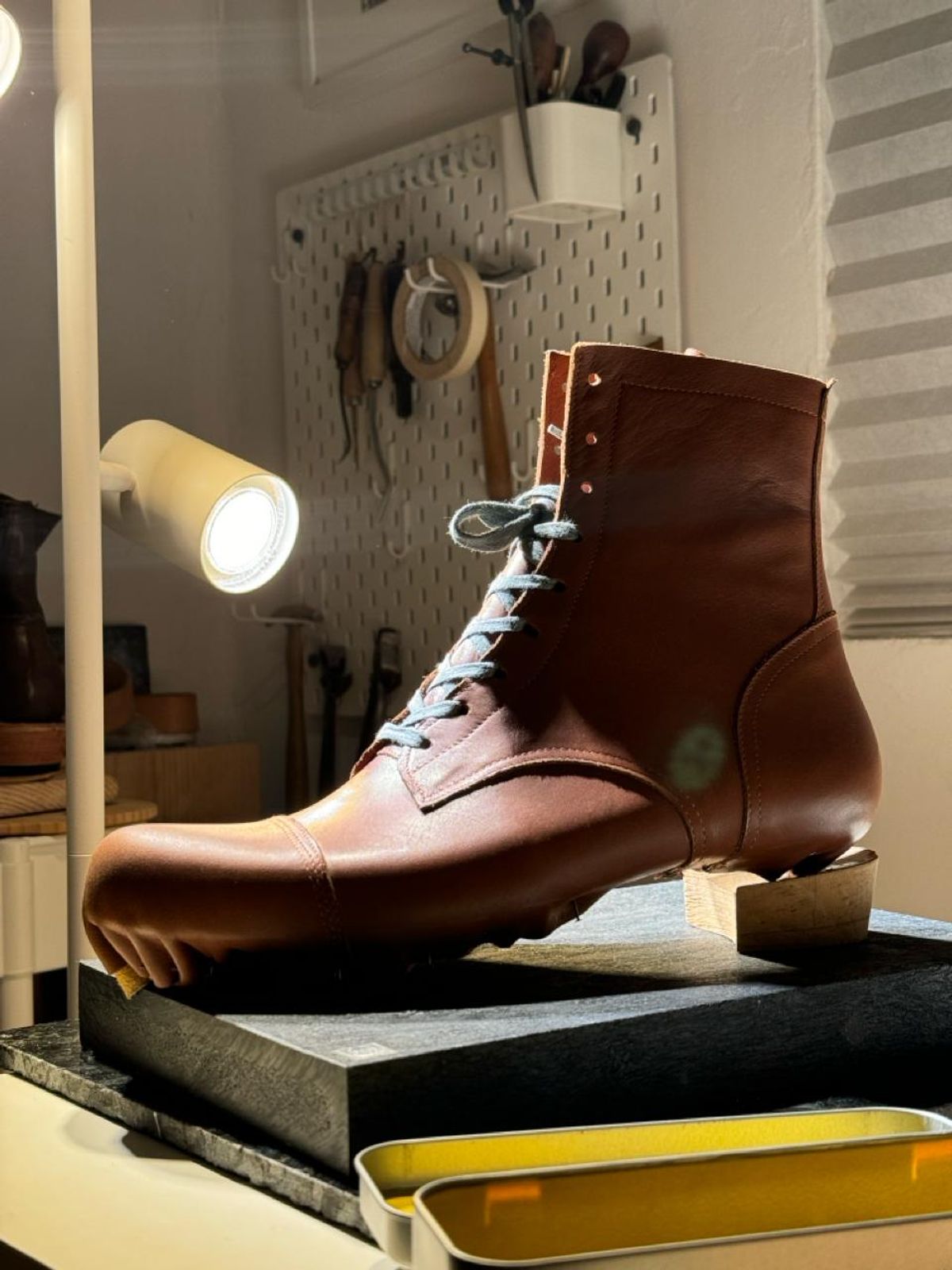 Photo by tlmader on July 20, 2024 of the Jorge Guadarrama Custom Model in LeFarc Cognac Argos.