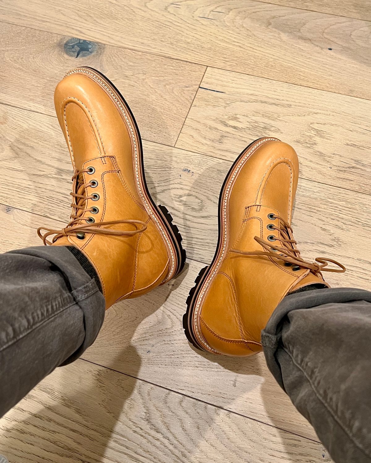 Photo by hhand on October 4, 2022 of the Grant Stone Brass Boot in Horween English Tan Essex.