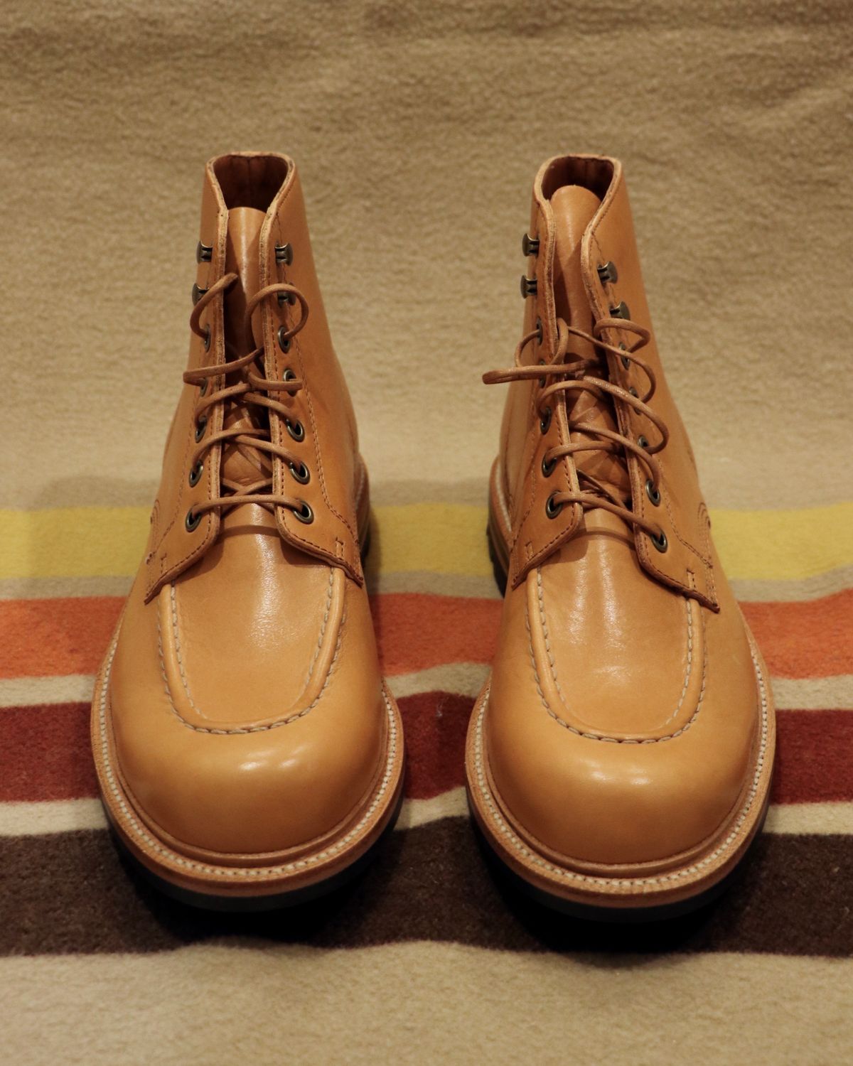Photo by hhand on October 4, 2022 of the Grant Stone Brass Boot in Horween English Tan Essex.