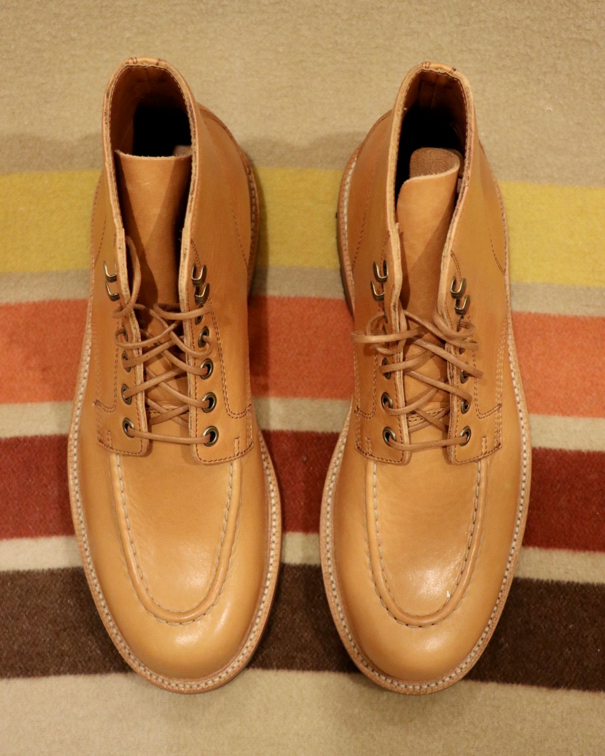 Photo by hhand on October 4, 2022 of the Grant Stone Brass Boot in Horween English Tan Essex.