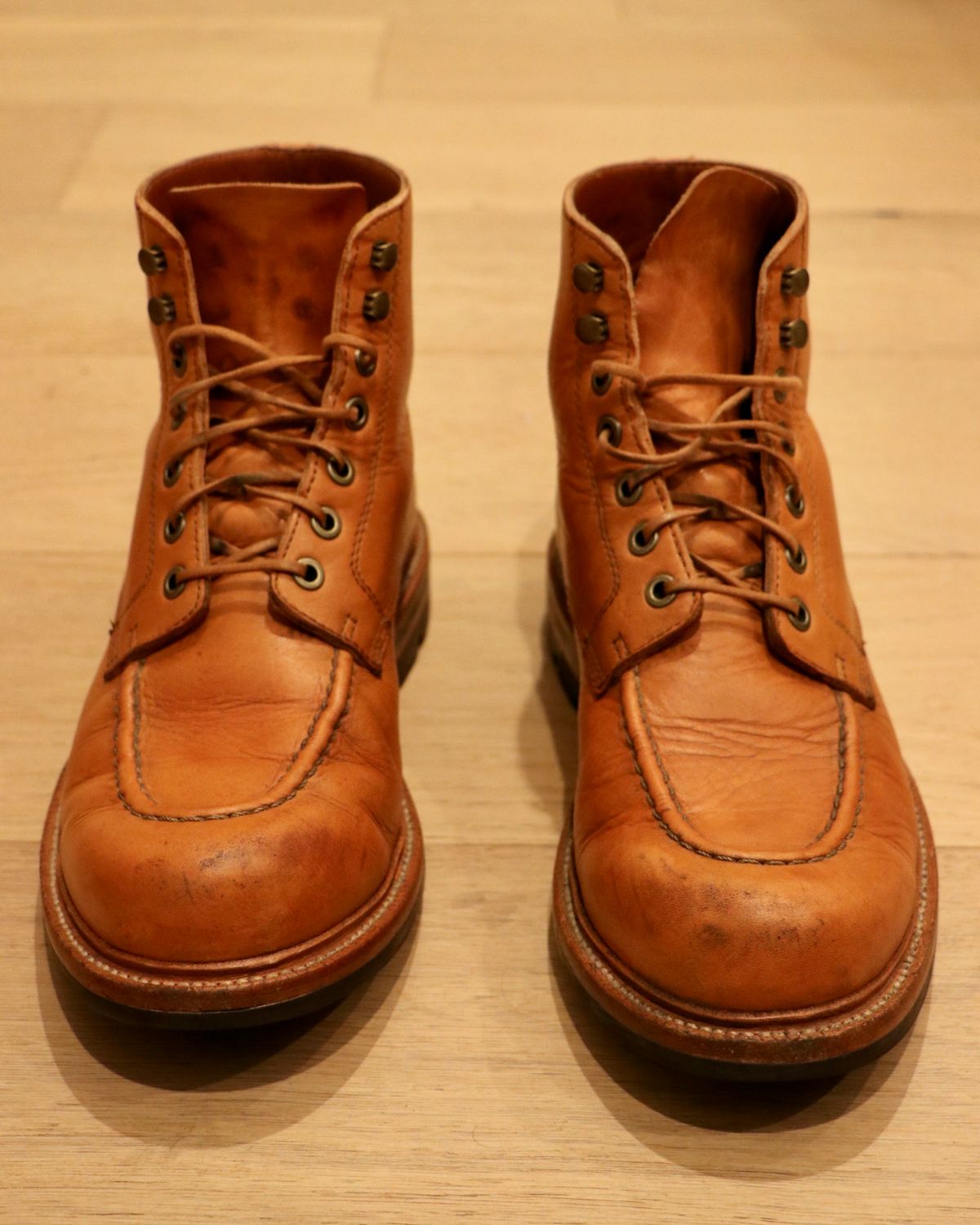Photo by hhand on November 5, 2022 of the Grant Stone Brass Boot in Horween English Tan Essex.