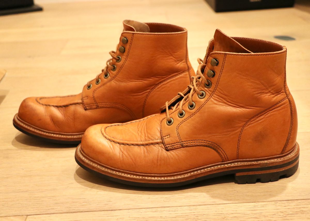 Photo by hhand on November 5, 2022 of the Grant Stone Brass Boot in Horween English Tan Essex.