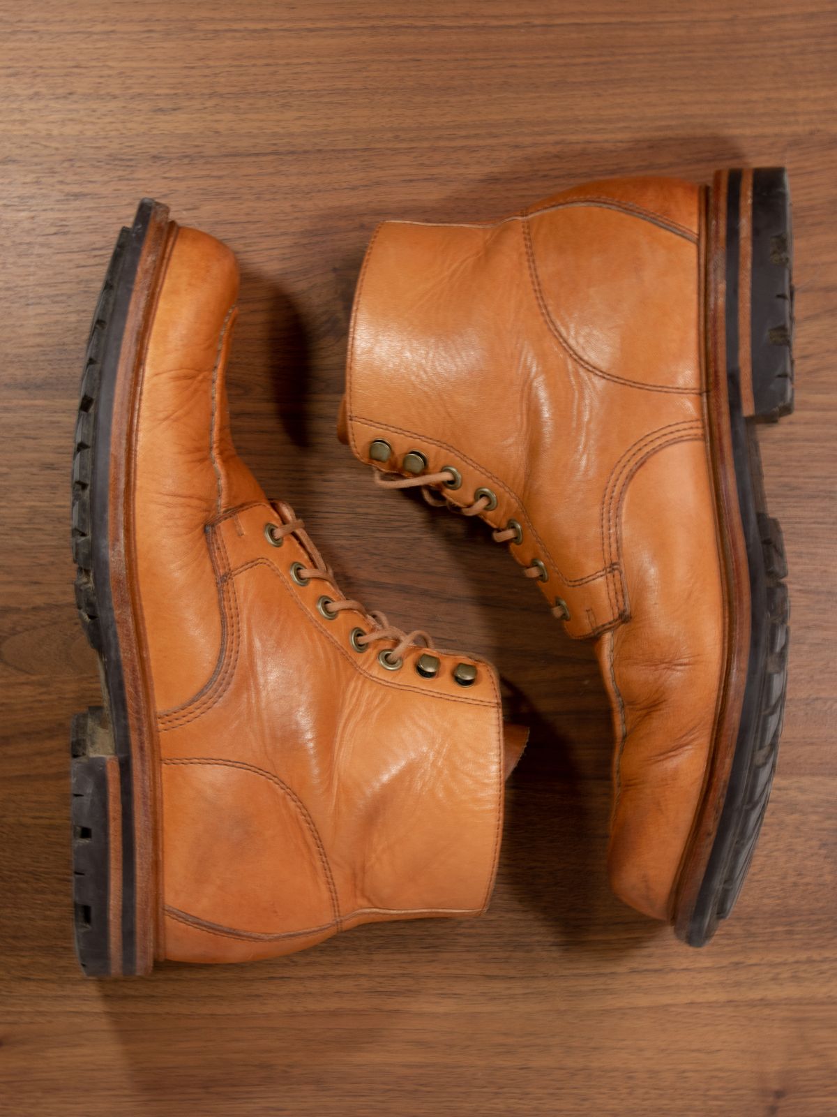 Photo by hhand on December 5, 2022 of the Grant Stone Brass Boot in Horween English Tan Essex.