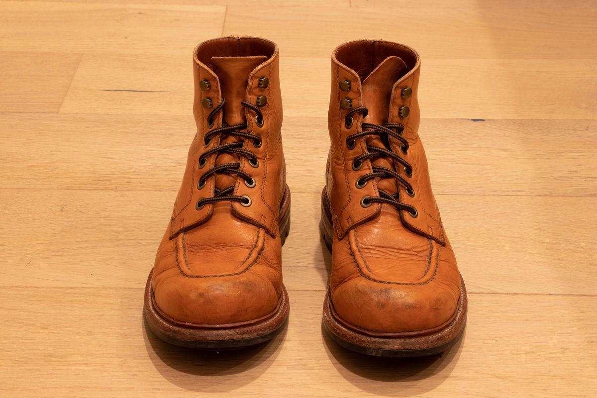 Photo by hhand on January 6, 2023 of the Grant Stone Brass Boot in Horween English Tan Essex.