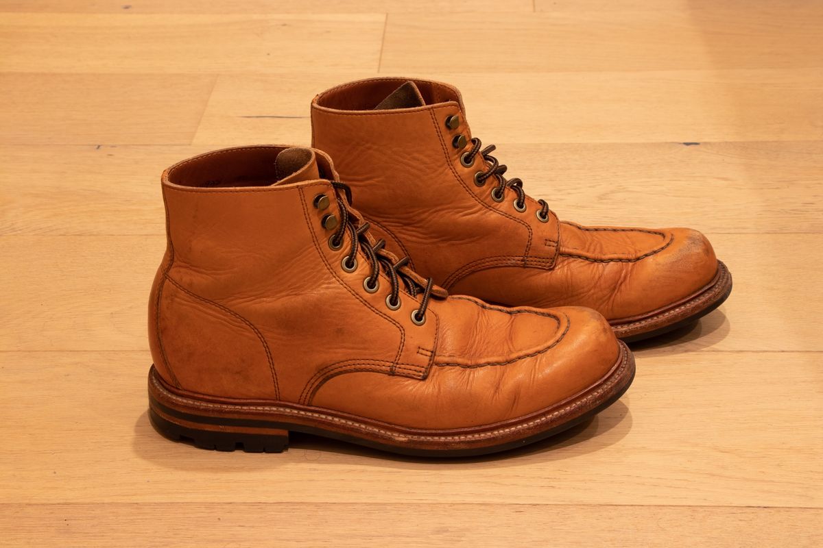 Photo by hhand on January 6, 2023 of the Grant Stone Brass Boot in Horween English Tan Essex.
