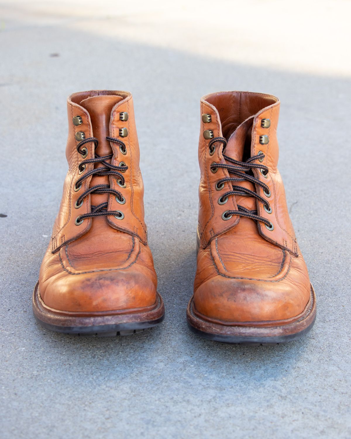 Photo by hhand on February 6, 2023 of the Grant Stone Brass Boot in Horween English Tan Essex.