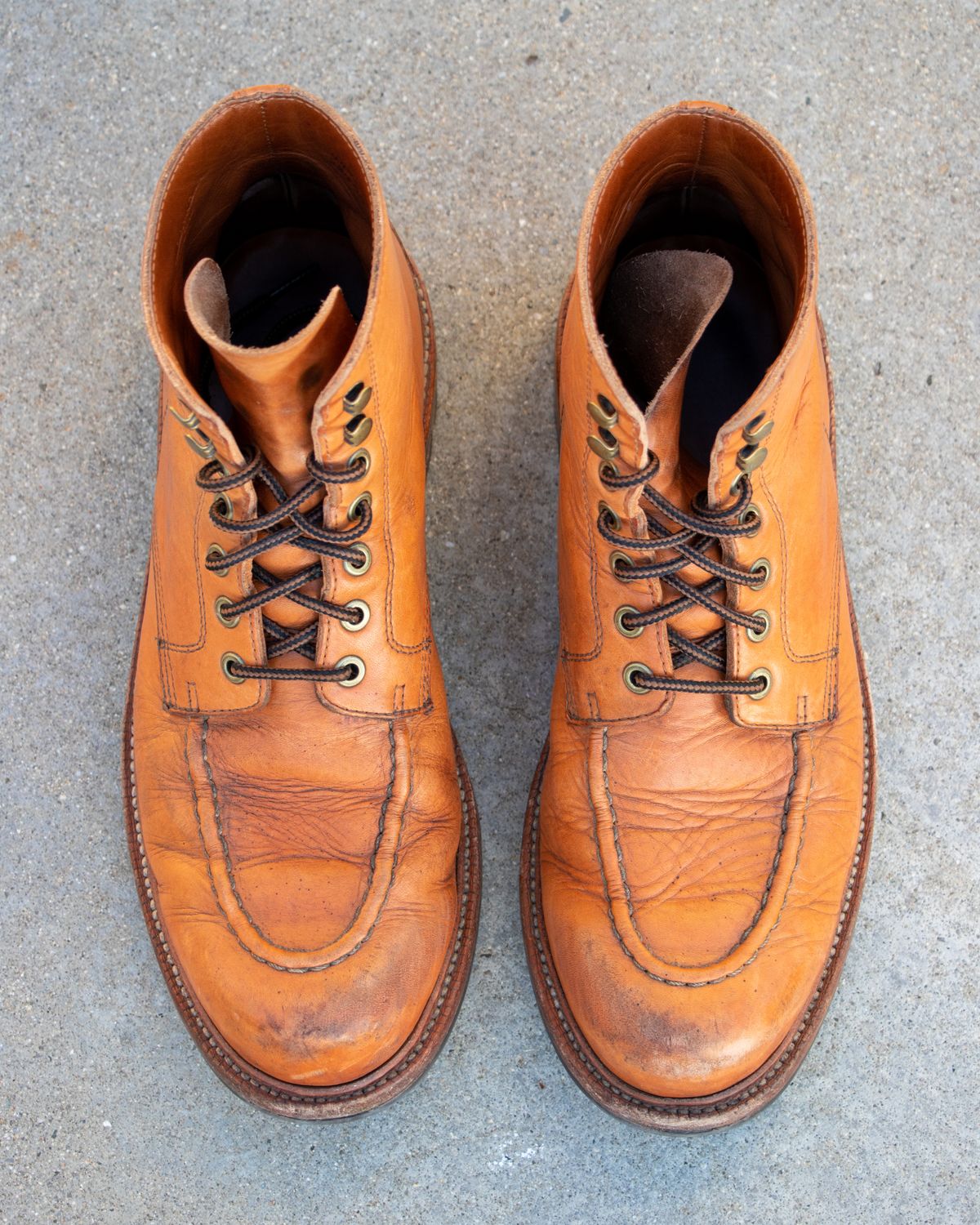 Photo by hhand on February 6, 2023 of the Grant Stone Brass Boot in Horween English Tan Essex.