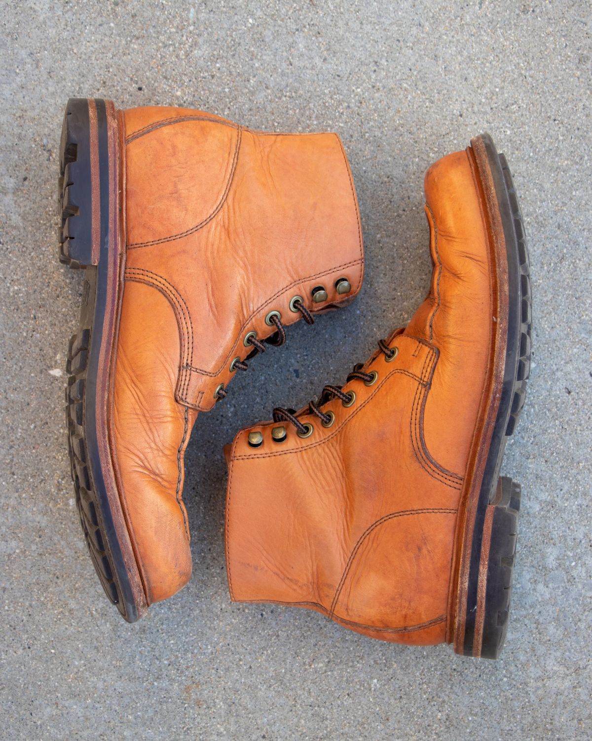 Photo by hhand on February 6, 2023 of the Grant Stone Brass Boot in Horween English Tan Essex.