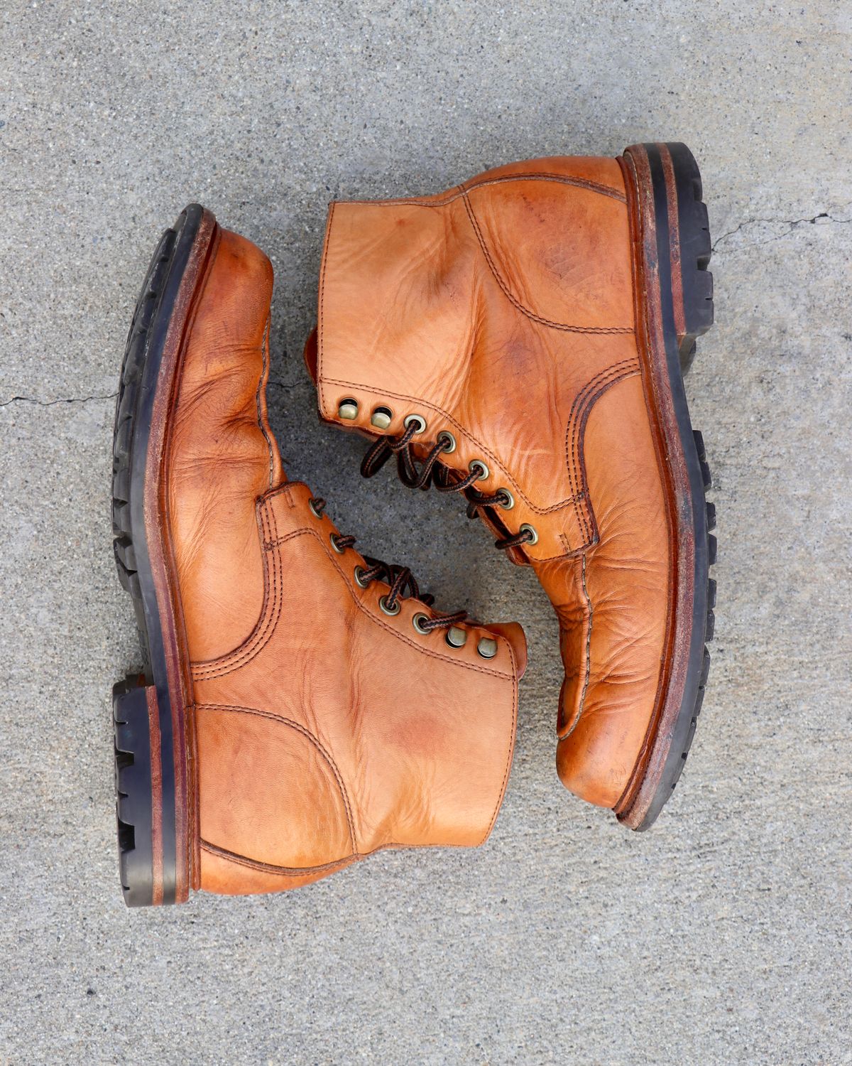 Photo by hhand on March 6, 2023 of the Grant Stone Brass Boot in Horween English Tan Essex.