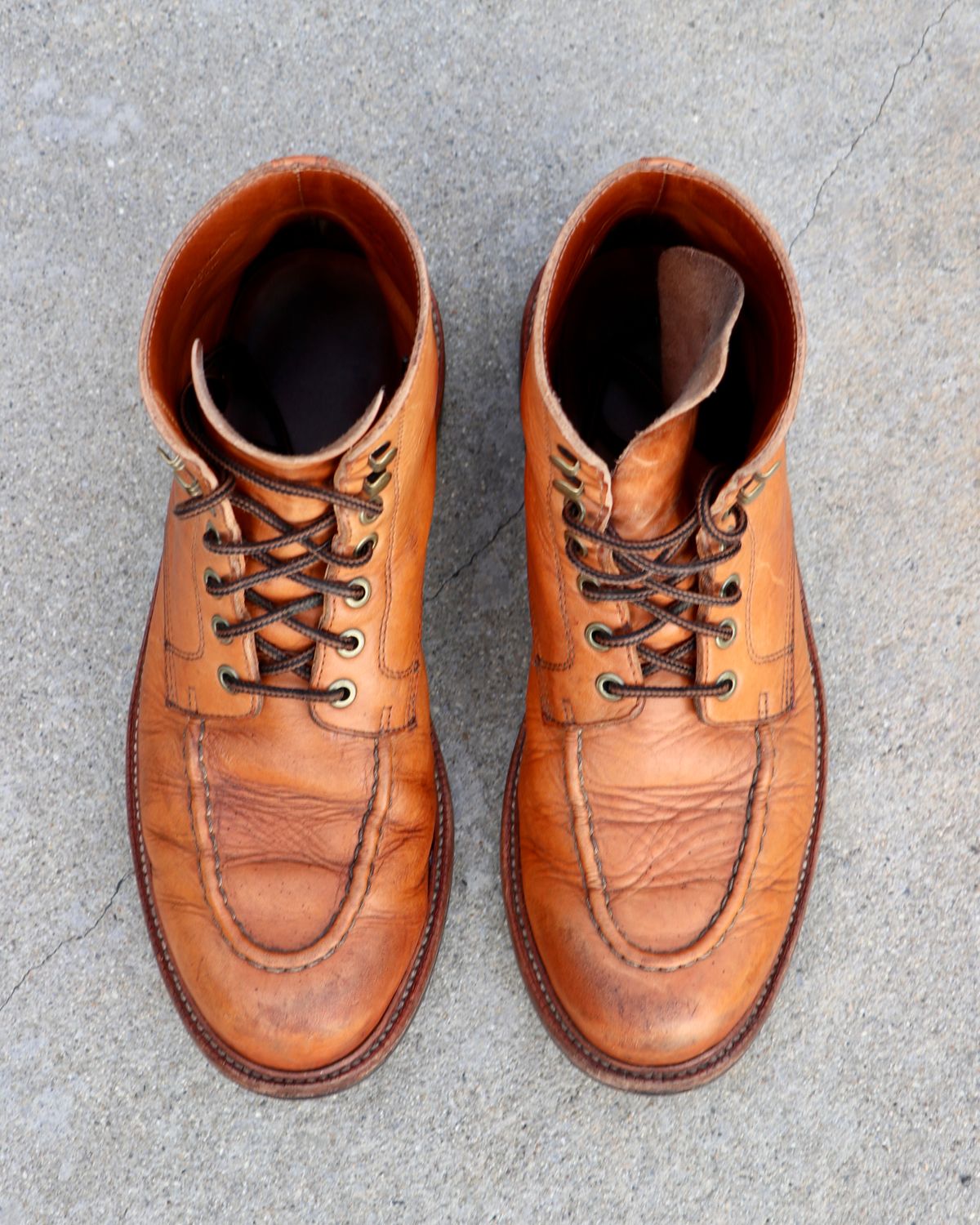 Photo by hhand on March 6, 2023 of the Grant Stone Brass Boot in Horween English Tan Essex.
