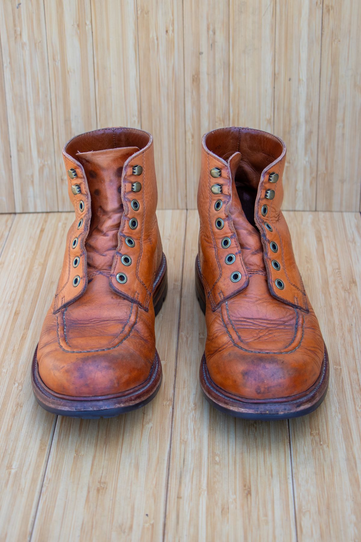 Photo by hhand on April 4, 2023 of the Grant Stone Brass Boot in Horween English Tan Essex.