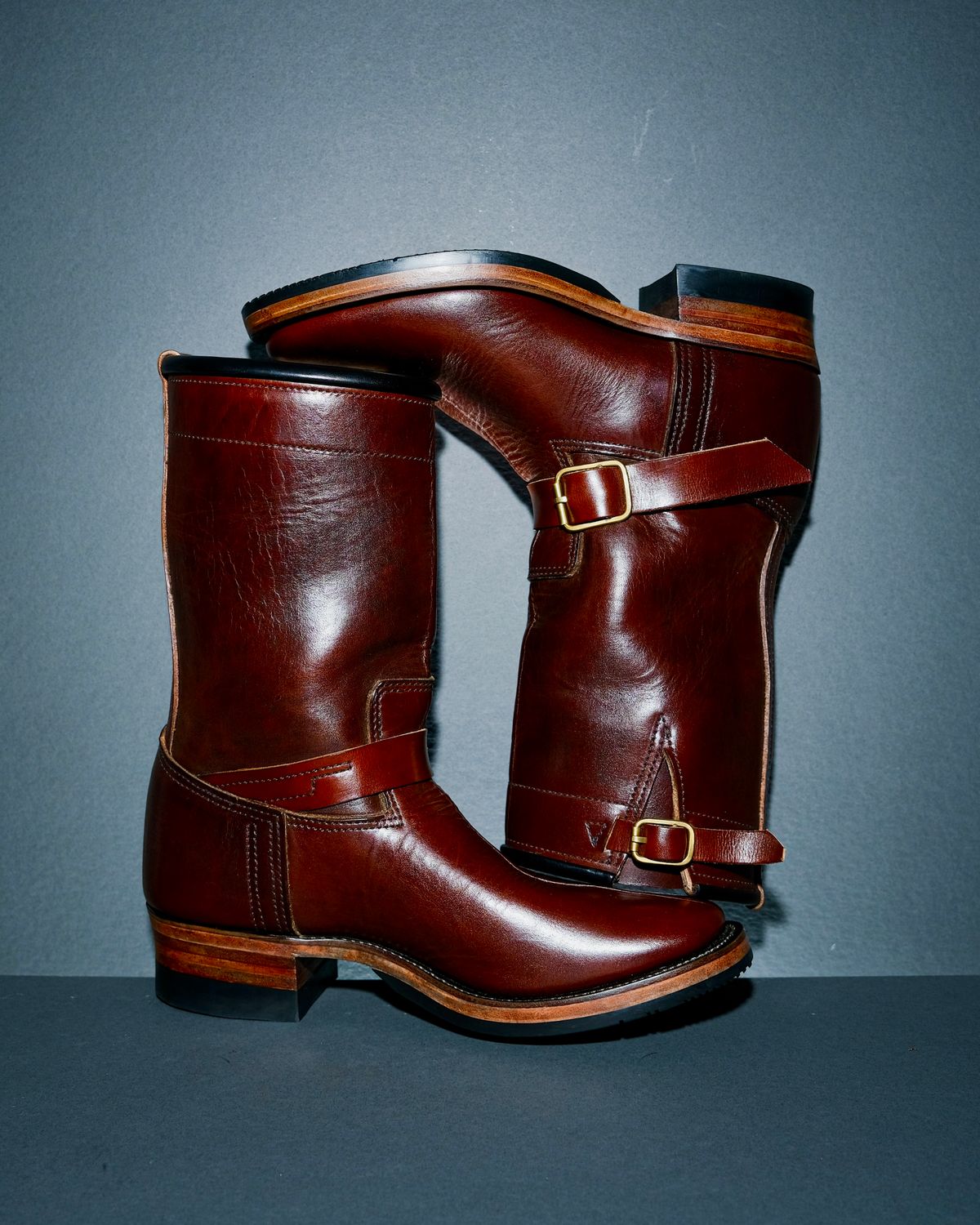 Photo by rawtofaded on October 2, 2025 of the Kreosote PaRLOR SkAR in Wickett & Craig Russet Harness with Kustom Color Treatment.