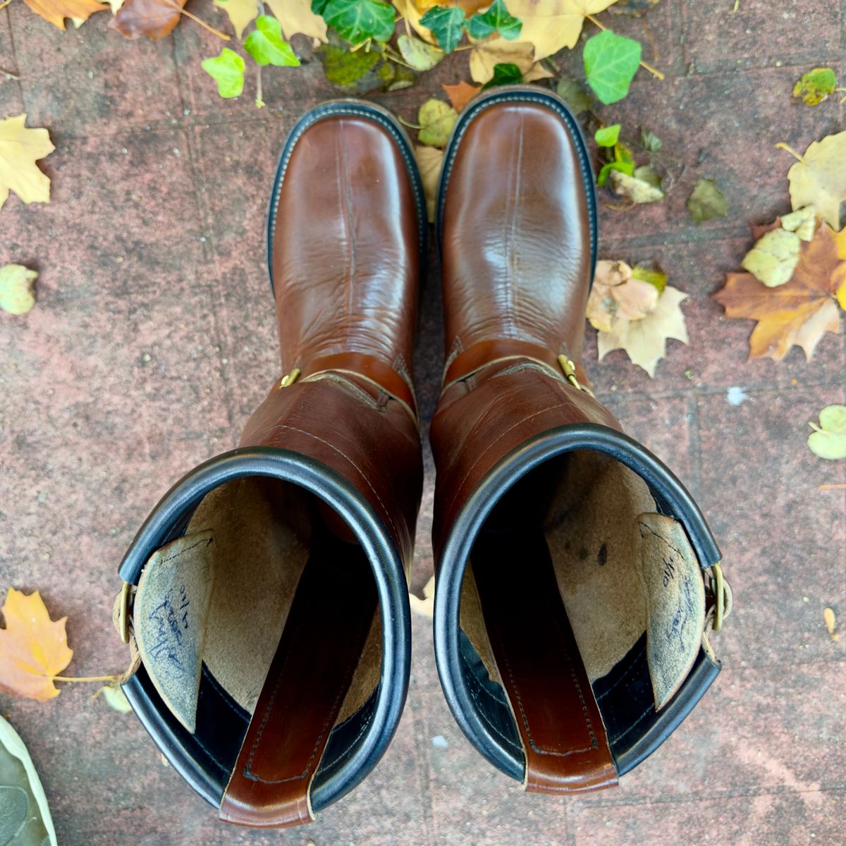 Photo by rawtofaded on November 5, 2025 of the Kreosote PaRLOR SkAR in Wickett & Craig Russet Harness with Kustom Color Treatment.