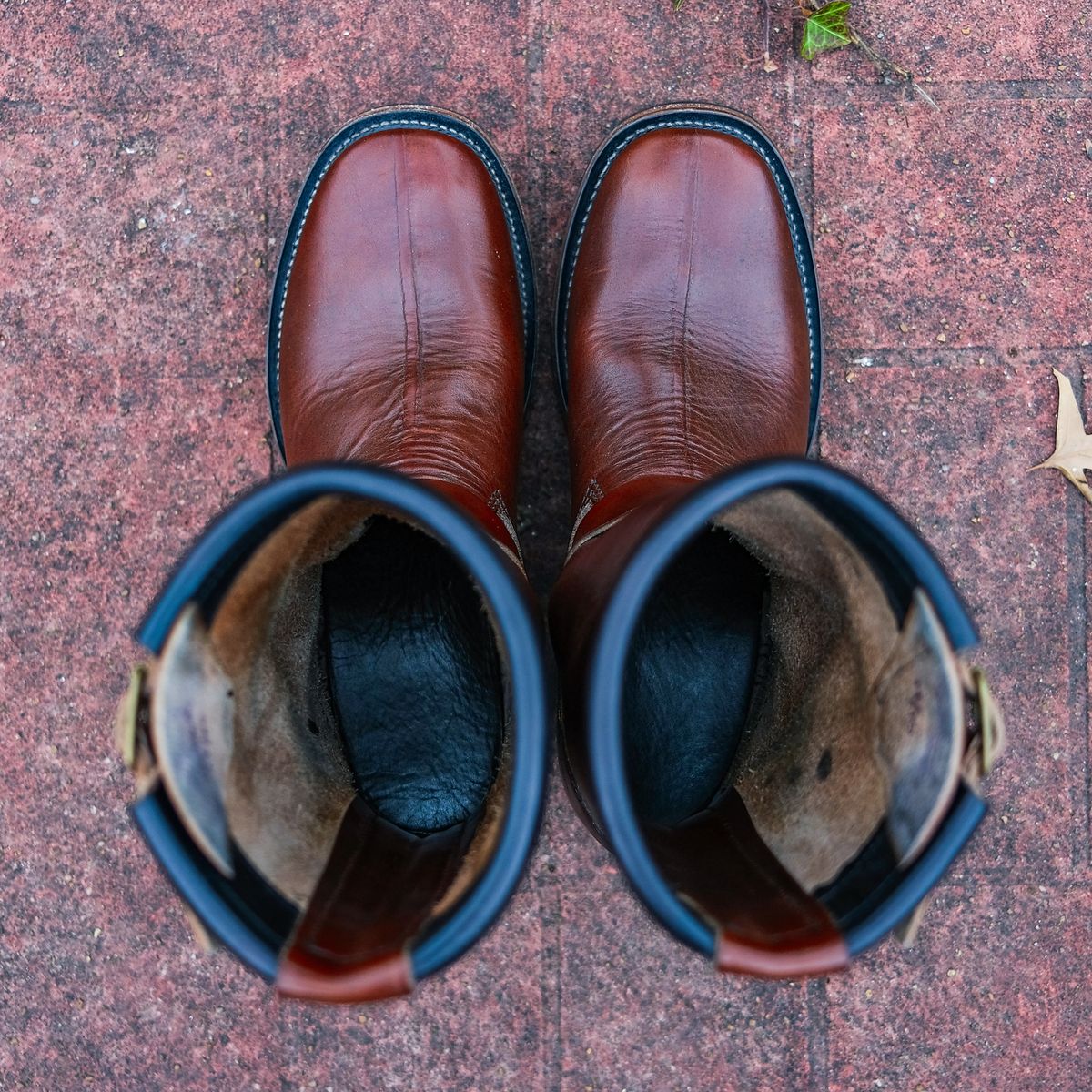 Photo by rawtofaded on January 2, 2026 of the Kreosote PaRLOR SkAR in Wickett & Craig Russet Harness with Kustom Color Treatment.