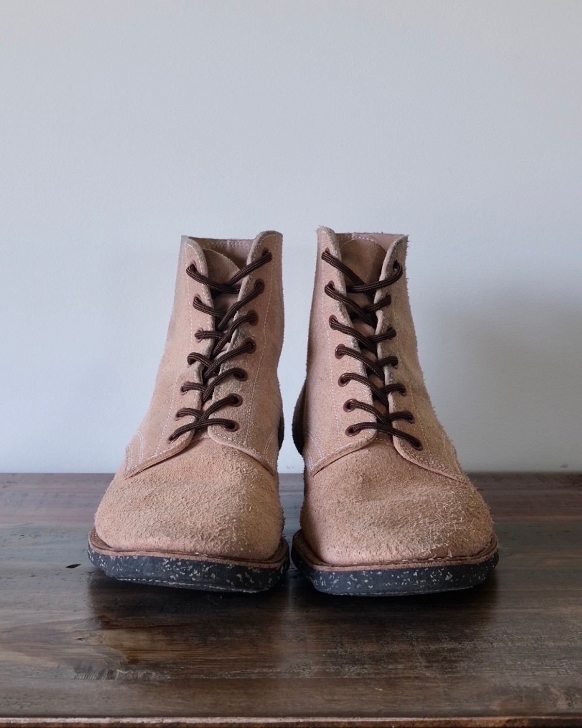 Photo by rawtofaded on November 1, 2022 of the Clinch Yeager Boots in Wickett & Craig Natural Latigo Roughout.