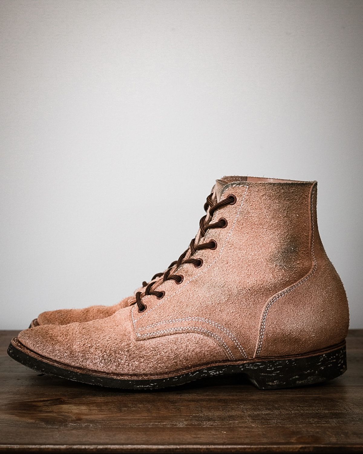 Photo by rawtofaded on December 1, 2022 of the Clinch Yeager Boots in Wickett & Craig Natural Latigo Roughout.