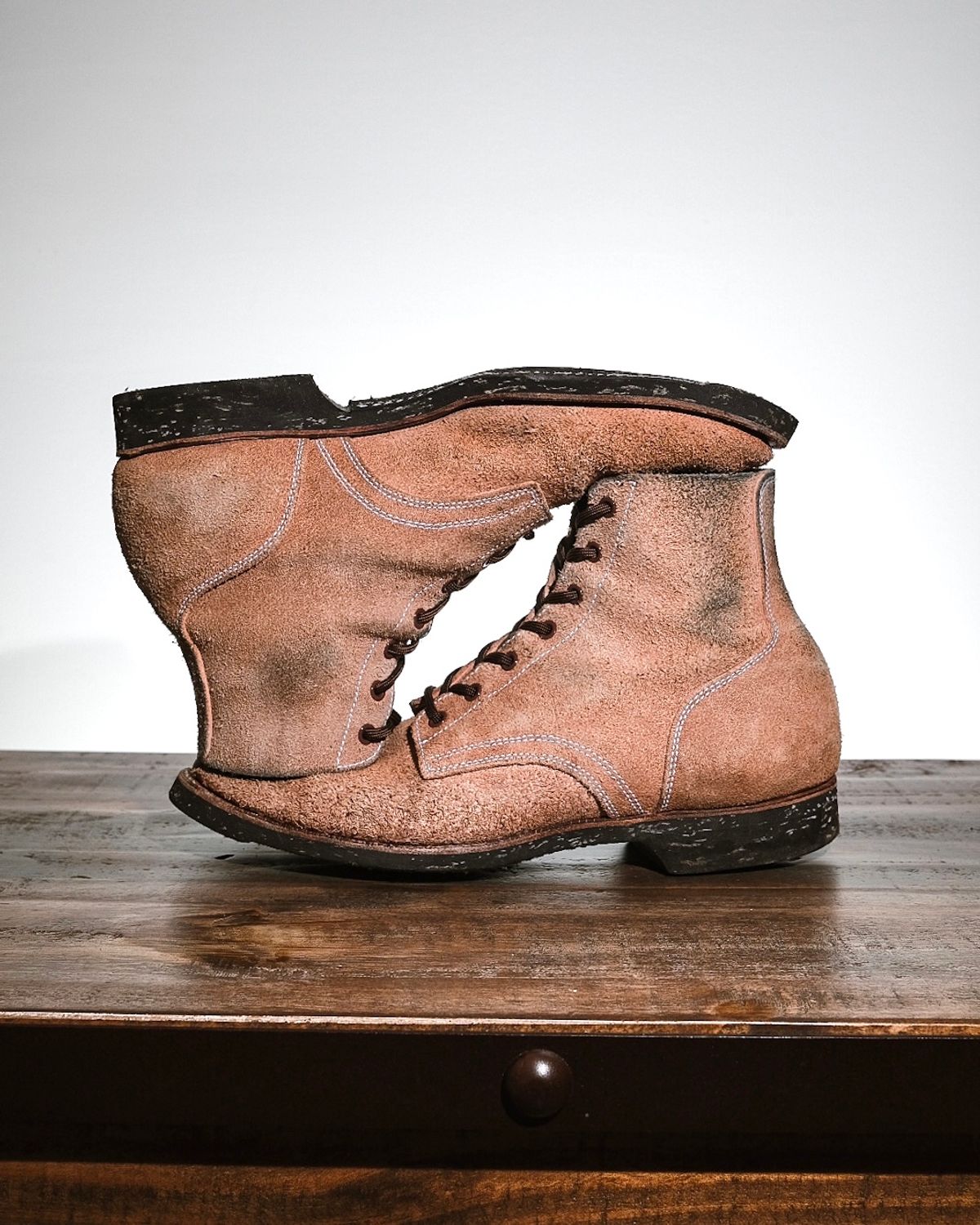 Photo by rawtofaded on February 4, 2023 of the Clinch Yeager Boots in Wickett & Craig Natural Latigo Roughout.