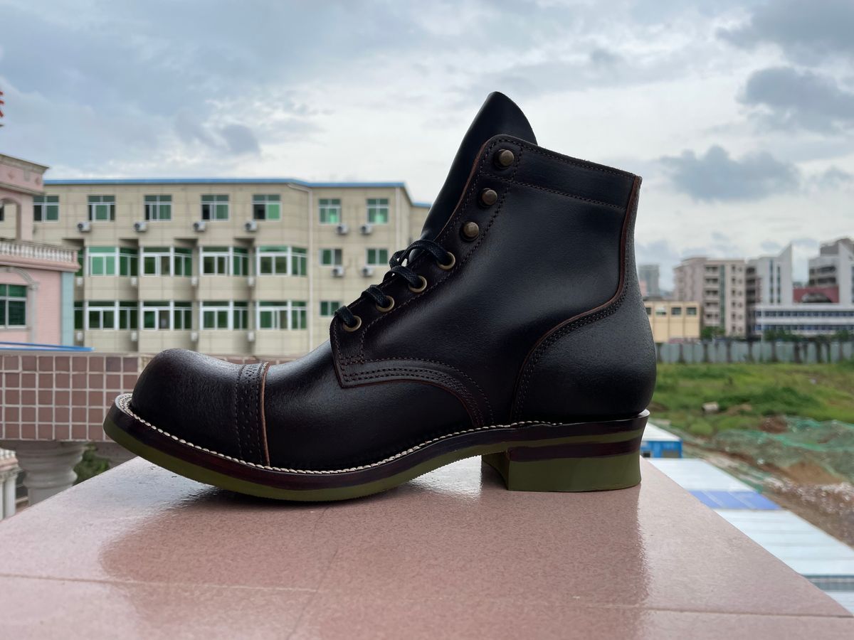 Photo by Alekirx on June 30, 2022 of the XBXS Land Boots in Horween Black Waxed Flesh.
