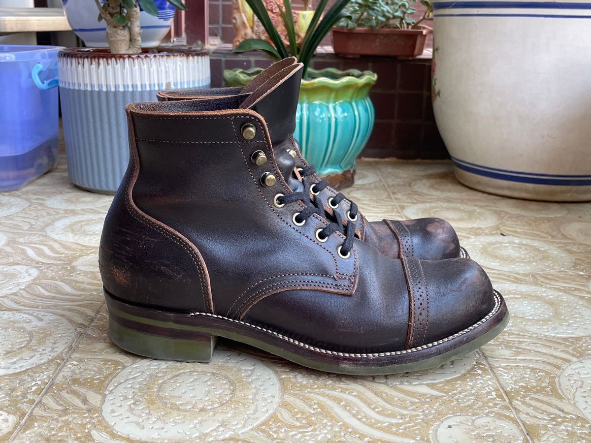 Photo by Alekirx on September 30, 2022 of the XBXS Land Boots in Horween Black Waxed Flesh.