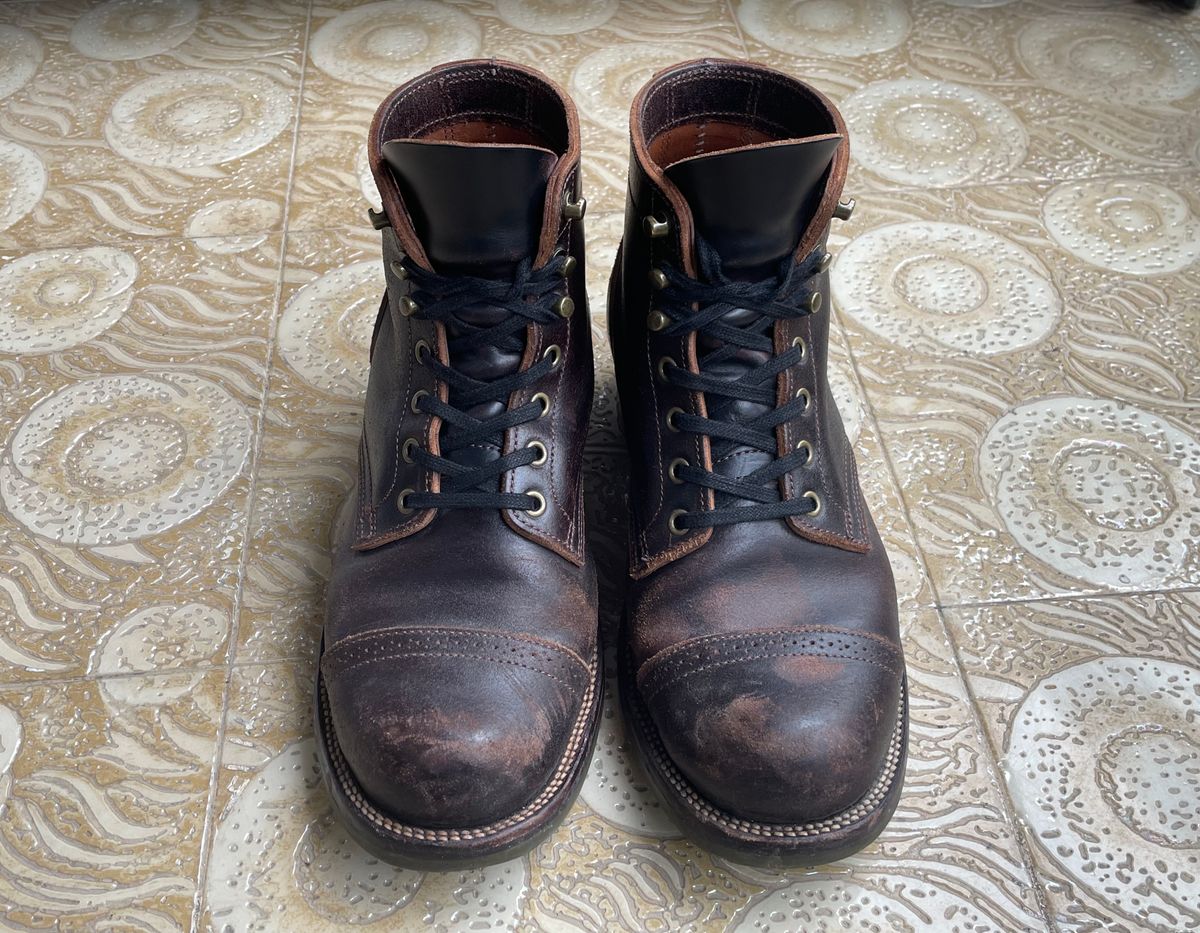 Photo by Alekirx on November 30, 2022 of the XBXS Land Boots in Horween Black Waxed Flesh.