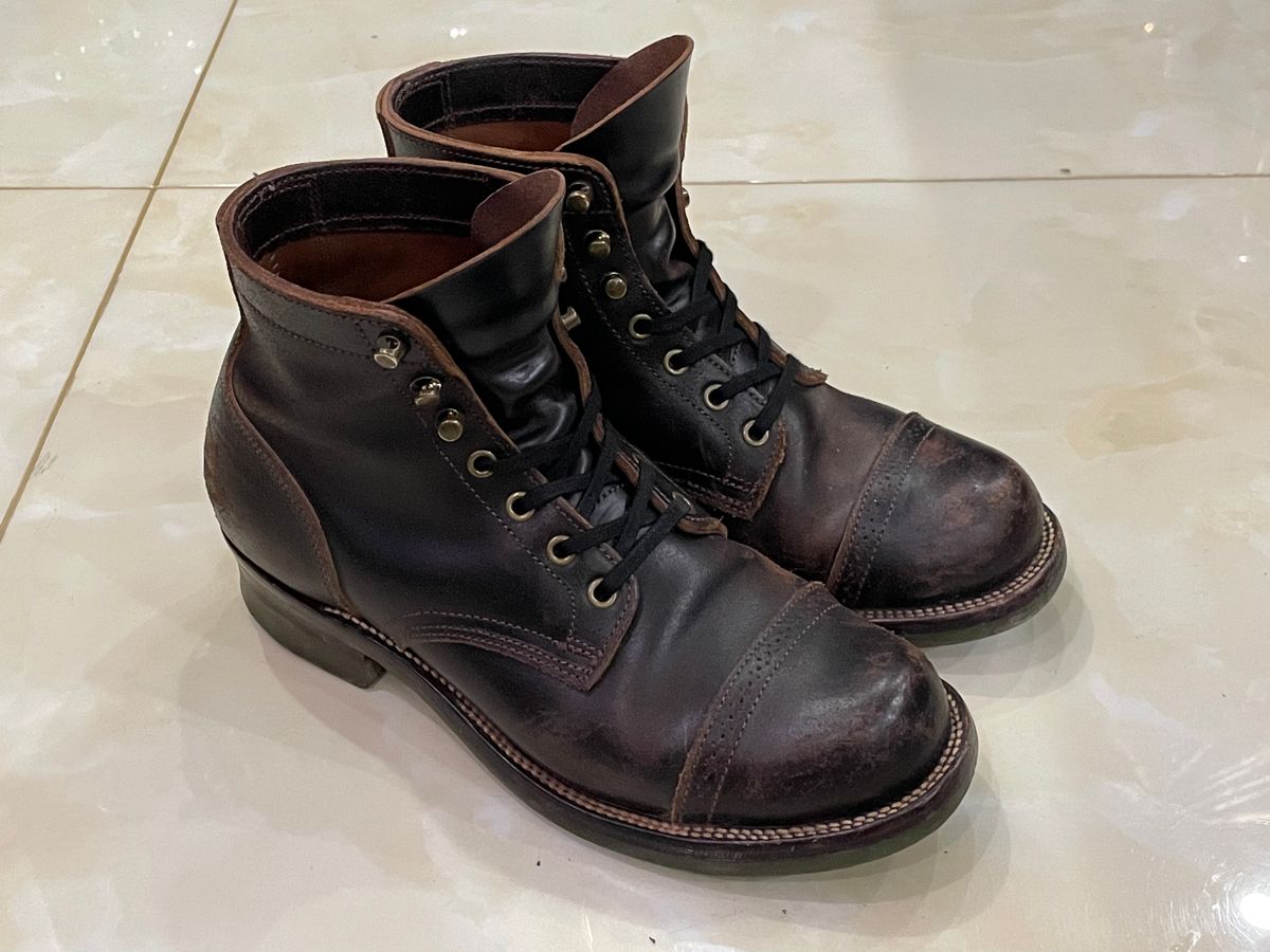 Photo by Alekirx on December 31, 2022 of the XBXS Land Boots in Horween Black Waxed Flesh.