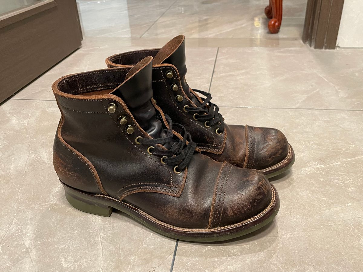 Photo by Alekirx on February 18, 2023 of the XBXS Land Boots in Horween Black Waxed Flesh.