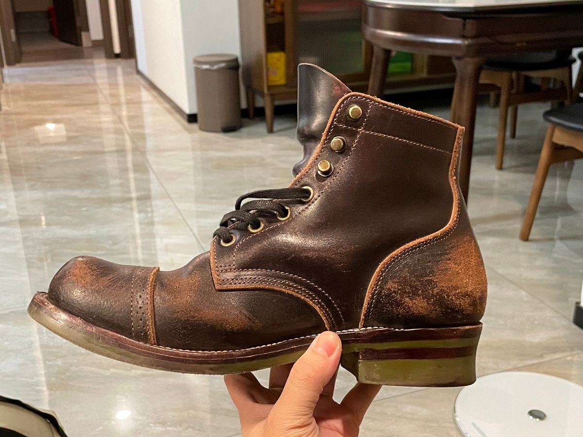 Photo by Alekirx on February 18, 2023 of the XBXS Land Boots in Horween Black Waxed Flesh.